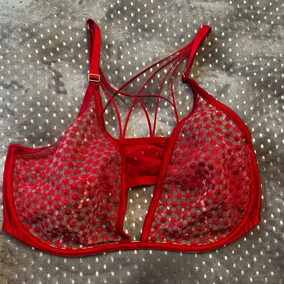 Sexy red lace Victoria’s Secret bra hooks on the left side size 38DD - Picture 1 of 3